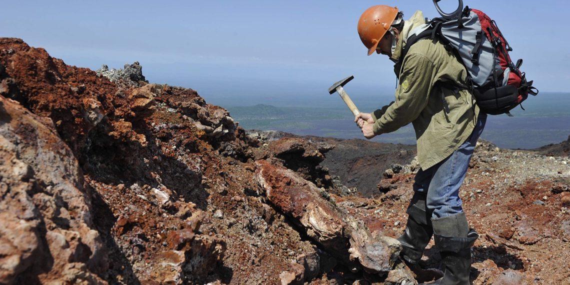 Привітання з Днем геолога українською мовою: теплі слова для фахівців