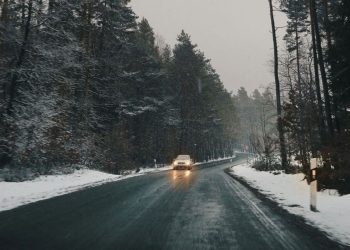 Як їздити в ожеледь: поради водіям, які реально працюють