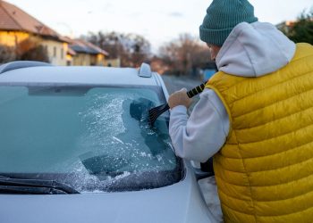 Лід розтане сам: швидкий спосіб очистити лобове скло від водіїв зі стажем