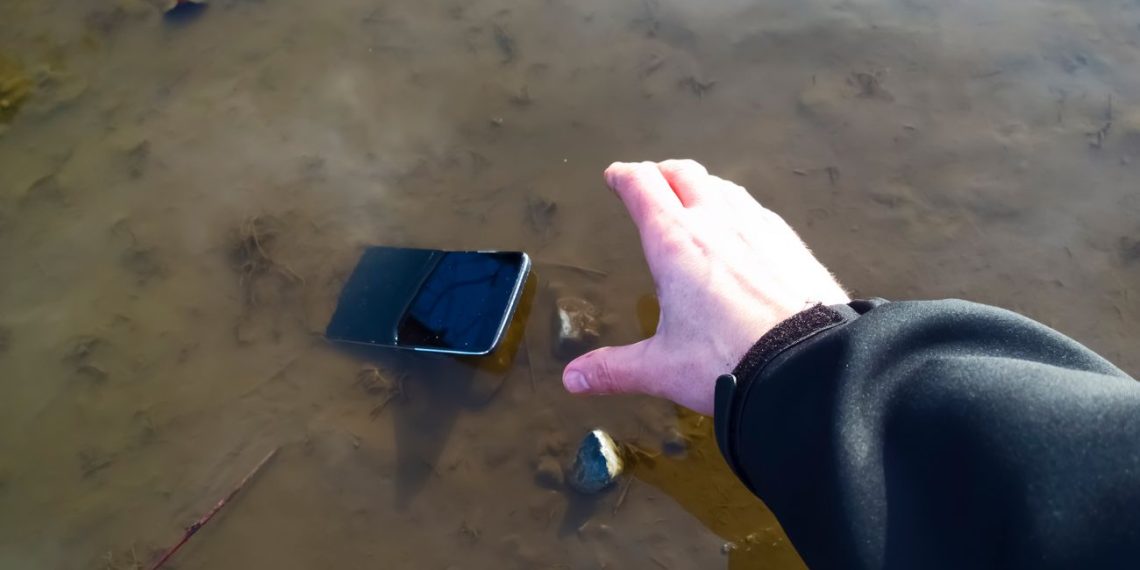 Телефон упав у воду? Експерти пояснили, як його правильно сушити, і чому рис тут не допоможе