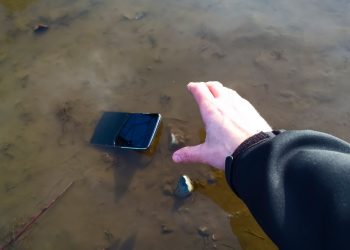 Телефон упав у воду? Експерти пояснили, як його правильно сушити, і чому рис тут не допоможе