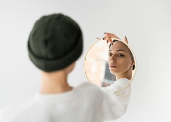 к чему снится одевать шапку перед зеркалом