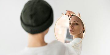 к чему снится одевать шапку перед зеркалом