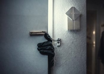 Сон: кто-то пытается открыть дверь в мою квартиру