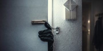 Сон: кто-то пытается открыть дверь в мою квартиру