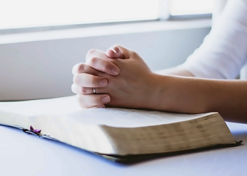 Сильна молитва від неприємностей на роботі: захист і підтримка у справах